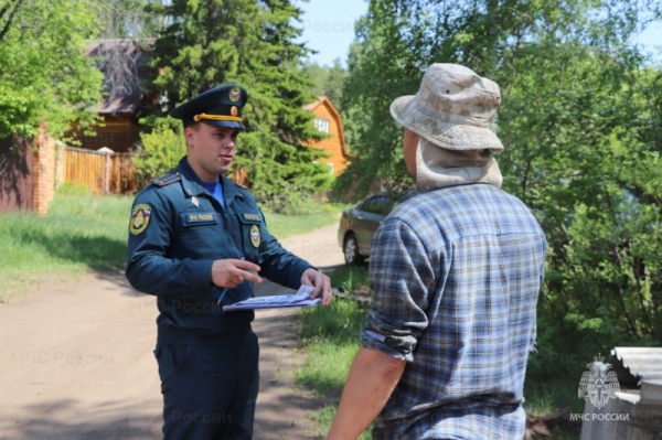 Сотрудники МЧС России ежедневно доводят до жителей республики меры пожарной безопасности 