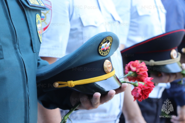 Сотрудники МЧС России приняли участие в акции "Свеча памяти" 