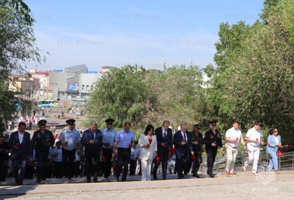 Сотрудники МЧС России приняли участие в акции "Свеча памяти" 
