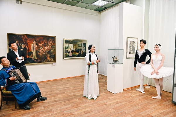  Историю развития изобразительного искусства Бурятии представили в музее им.Сампилова к столетию республики