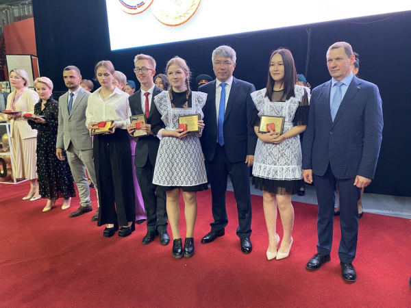 304 выпускника школ Бурятии получили золотые медали