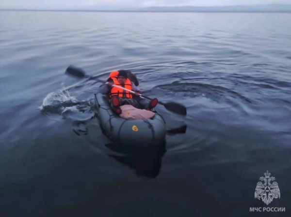 Сотрудники МЧС России спасли мужчину в акватории Байкала 