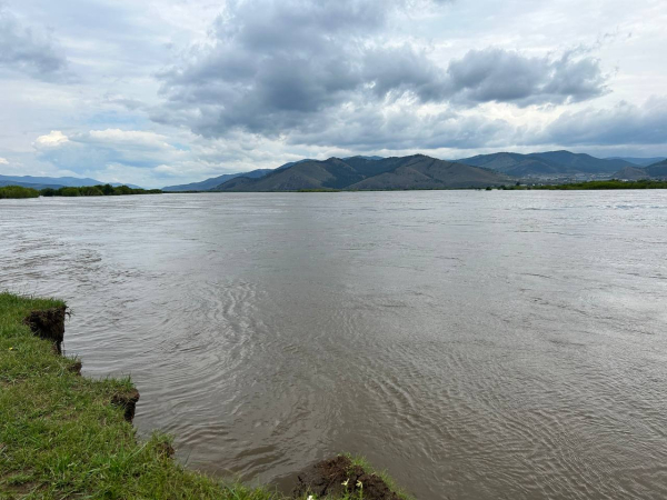 Уровень воды в реке Селенга снижается  