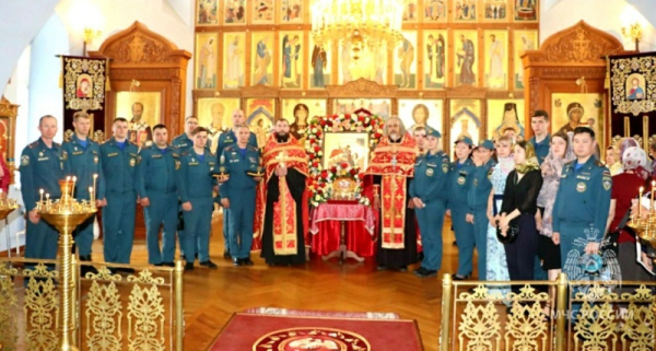 В Бурятии сотрудники МЧС России приняли участие в молебне перед мощами Георгия Победоносца 
