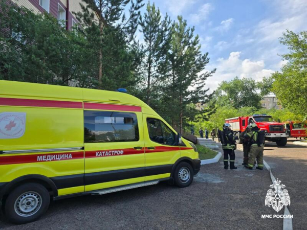 Огнеборцы МЧС России провели пожарно-тактическое учение в лечебном учреждении Улан-Удэ 