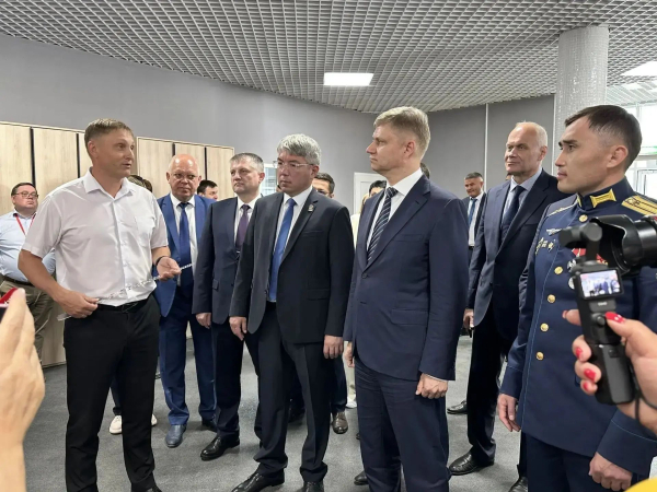 Алексей Цыденов и Олег Белозёров оценили крытый хоккейный корт в Северобайкальске: объект строится при поддержке ОАО &laquo;РЖД&raquo;