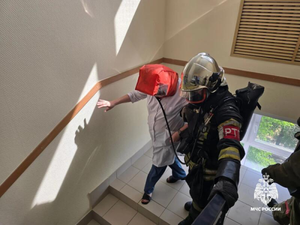 Огнеборцы МЧС России провели пожарно-тактическое учение в лечебном учреждении Улан-Удэ 