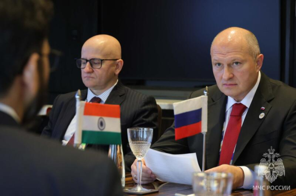 Глава МЧС России Александр Куренков и Главный секретарь офиса Премьер-министра Республики Индия доктор Мишра Прамод Кумар обсудили вопросы сотрудничества 