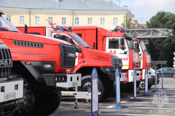 Глава МЧС России передал Тверскому пожарно-спасательному гарнизону спецтехнику и наградил отличившихся сотрудников Глава МЧС России передал Тверскому пожарно-спасательному гарнизону спецтехнику и наградил отличившихся сотрудников
