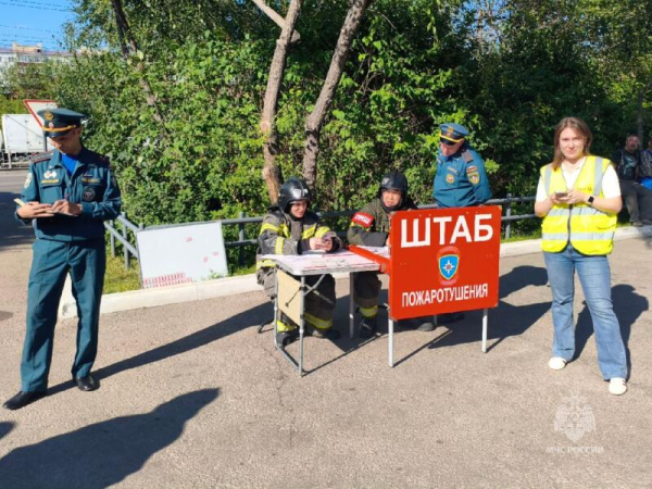 В Улан-Удэ «тушили» офис банка В Улан-Удэ «тушили» офис банка