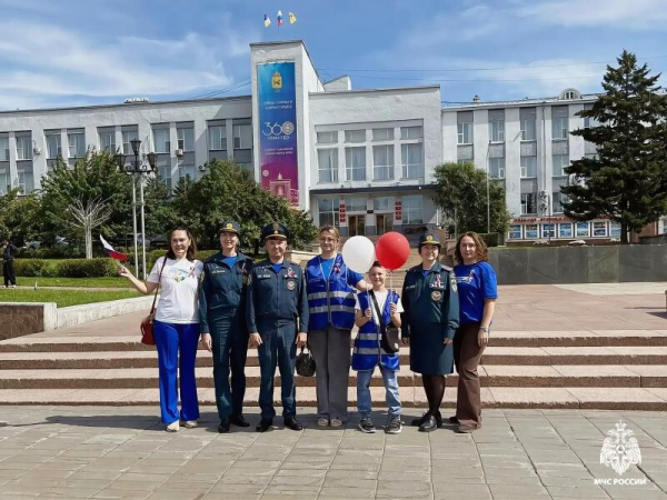 Сотрудники МЧС России приняли участие во Всероссийской акции "Цвета Родины" 
