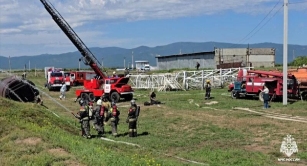 Сотрудники МЧС России отрабатывали действия по ликвидации возгорания нефтепродуктов 