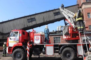 Пожарные МЧС России тренировались на Улан-Удэнском авиазаводе