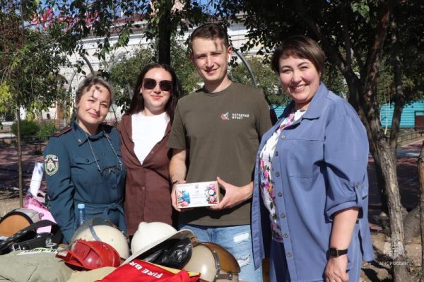 В День знаний сотрудники МЧС России устроили праздник для детей на площади Революции 
