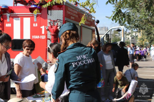 В День знаний сотрудники МЧС России устроили праздник для детей на площади Революции 