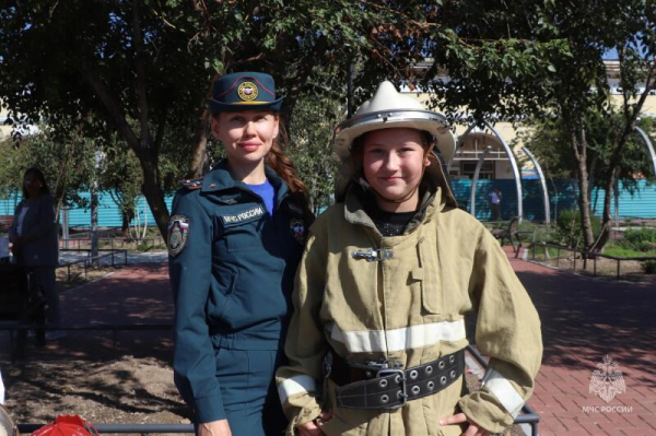 В День знаний сотрудники МЧС России устроили праздник для детей на площади Революции 