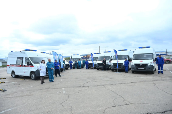 В Улан-Удэ вручили ключи от 9 автомобилей скорой помощи и 28 автобусов