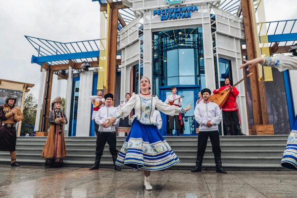 Культурная программа Бурятии признана лучшей на выставке «Улица Дальнего Востока» по итогам ВЭФ Культурная программа Бурятии признана лучшей на выставке «Улица Дальнего Востока» по итогам ВЭФ