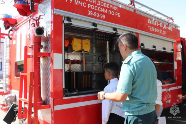 В День знаний сотрудники МЧС России устроили праздник для детей на площади Революции 